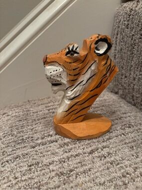 Peepers Carved Tiger Glasses Holder